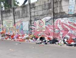 Tumpukan Sampah Berserakan Disisi Jalan Kihajar Dewantaro Kelurahan Ketapang
