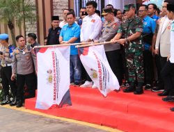 Kapolri Bersama Panglima TNI Bagikan 161.441 Bansos Secara Serentak