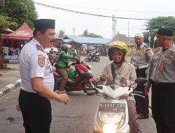 Terminal Kalideres Bagi-bagi Takjil kepada Masyarakat Pengguna Jalan