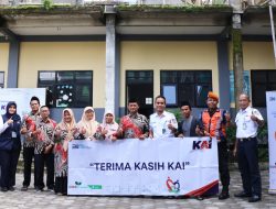 Peduli Pendidikan, KAI Daop 6 Yogyakarta Bagikan Bantuan TJSL di Temanggung