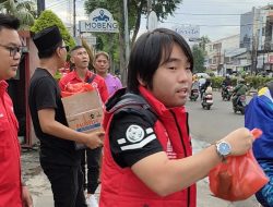 Bersama di Bulan Ramadhan, Kader PSI Kota Tangerang Berbagi Takjil di Cipondoh