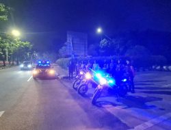 Tim Patroli Polsek Kembangan Bantu Korban Lakalantas