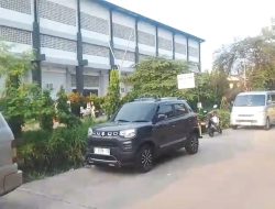 Parkir Sembarangan di Bahu Jalan Sawah Dalam Cipondoh Kota Tangerang Dikeluhkan Warga