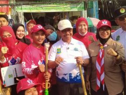 Kenakan Kaos Merah, Saka Patriot Kwarcab Gerakan Pramuka Kota Tangerang Bersih-bersih Kawasan Pasar Anyar