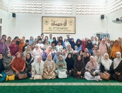 Pengajian Ibu-ibu Majelis Taklim Al-Ittifaqiah Berikan Santunan Anak Yatim