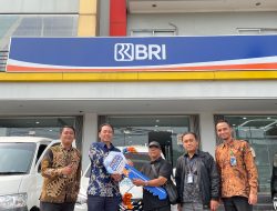BRI Cabang Jelambar Serahkan Langsung Mobil Ertiga Kepada Nasabah Pemenang Panen Hadiah Simpedes
