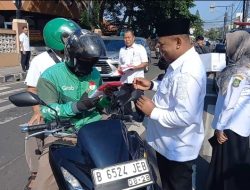 Bagikan Bendera Merah Putih, Dispora Kota Tangerang Ajak Masyarakat Perkuat Nasionalisme