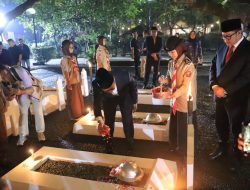 Saka Bhayangkara Jadi Petugas Upacara Malam Renungan Suci di TMP Taruna