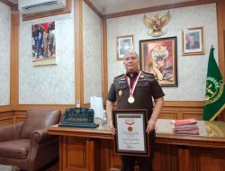 Kajari Kota Bandung Irfan Wibowo Raih Penghargaan MURI Pembagian KIA Terbanyak, Pidum Humanis dan Pidsus Jadi Unggulan