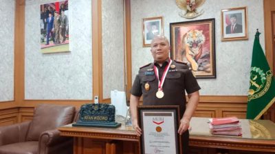 Kajari Kota Bandung Irfan Wibowo Raih Penghargaan MURI Pembagian KIA Terbanyak, Pidum Humanis dan Pidsus Jadi Unggulan