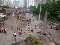 Aksi Massa Bentrok di Pejompongan, Tembakan Gas Air Mata dan Saling Lempar Batu