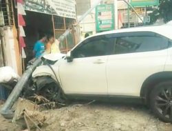 Sedan Putih Tabrak Tiang Listrik di Jalan Ciledug Raya, Diduga Sopir Ngantuk