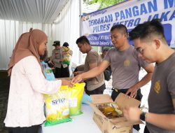 Warga Padati Pangan Murah Polri di Slipi