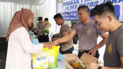 Warga Padati Pangan Murah Polri di Slipi