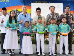 279 Murid SDN di Tambora Makan Bahagia Gratis