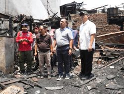 Wali Kota Jakarta Barat Tinjau Pasca Kebakaran di Jalan Tubagus Angke