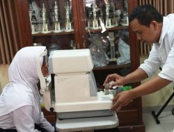 Pemeriksaan Mata dan Pemberian Kacamata Gratis di SMPN 142 Joglo