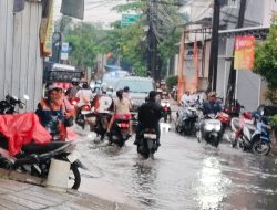Motor Parkir Sembarangan Bikin Jalan Bojong Raya Macet dan Semrawut