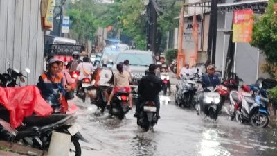Motor Parkir Sembarangan Bikin Jalan Bojong Raya Macet dan Semrawut