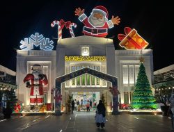 KAI Daop 6 Yogyakarta Hiasi Stasiun dan Kereta dengan Nuansa Khas Natal