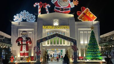 KAI Daop 6 Yogyakarta Hiasi Stasiun dan Kereta dengan Nuansa Khas Natal