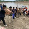 Saling Bersinergi, BNPB Fasilitasi Relawan Kirim Logistik dengan Perahu Karet di Jembatan Kutablang