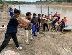 Saling Bersinergi, BNPB Fasilitasi Relawan Kirim Logistik dengan Perahu Karet di Jembatan Kutablang