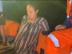 BNPB Evakuasi Ibu Hamil Menelusuri Banjir dan Jalan Gelap di Pandeglang 