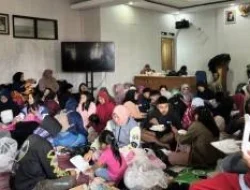 Kepala BNPB Salurkan Bantuan untuk 685 Pengungsi Longsor Cisarua Bandung Barat