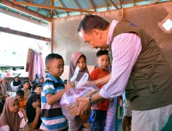 BNPB Bersama Pemkab Agam Salurkan Paket Seragam Sekolah Lengkap untuk Pelajar