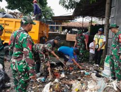Aksi Satgas Sampah Kodim 0510/Tigaraksa Bersihkan Sampah Sisi Kali