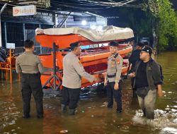 Anggota Polres Metro Tangerang Kota Turun Lapangan Bantu Warga Terdampak Banjir