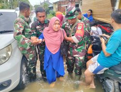 Korem 051/Wijayakarta Bersama BPBD Kabupaten Bekasi Evakuasi dan Salurkan Bantuan Logistik Korban Banjir di Puri Cikarang