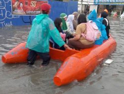 BNPB Kerahkan Perahu Karet Bantu Mobilitas Warga di Tengah Banjir