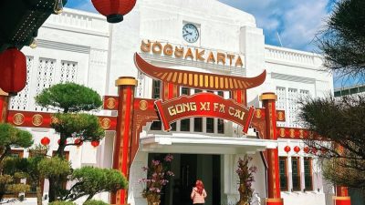 Sambut Imlek 2026, Stasiun Daop 6 Yogyakarta Dihiasi Ornamen Khas Tionghoa