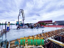 Warga Meruya Selatan Gotong Royong Bersihkan Masjid Jami At-Taqwa Jelang Ramadhan 1447 H