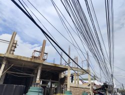 Bahaya akan Keselamatan, Kabel Liar Menggantung di Akses Masjid At-Taqwa Meruya Selatan