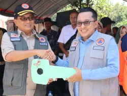 Kepala BNPB Sambut Penghuni Huntara di Tanah Datar, Sumatra Barat