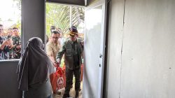 Kepala BNPB Salurkan Langsung Bantuan Bahan Pokok kepada 30 KK Penghuni Huntara di Aceh Tamiang