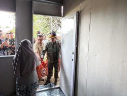 Kepala BNPB Salurkan Langsung Bantuan Bahan Pokok kepada 30 KK Penghuni Huntara di Aceh Tamiang