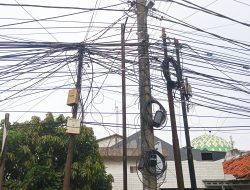 Kabel Semrawut di Semanan, Warga Minta Ditertibkan