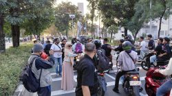 Aksi Pokja PWI Jakbar Bagikan 200 Takjil Untuk Pengendara Jalan