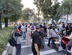 Aksi Pokja PWI Jakbar Bagikan 200 Takjil Untuk Pengendara Jalan
