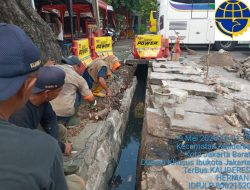 Kerja Bakti Bersihkan Saluran Air di Terminal Kalideres