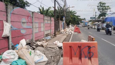 Proyek Galian Pipa di Jalan Semanan Dikeluhkan Warga