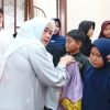 Ibu-ibu Pengajian Majelis Taklim Al-Ittifaqiah Kelurahan Gondrong Santuni Anak Yatim Piatu