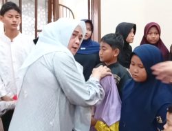 Ibu-ibu Pengajian Majelis Taklim Al-Ittifaqiah Kelurahan Gondrong Santuni Anak Yatim Piatu