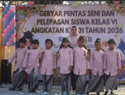 84 Lulusan SDN Legok 2 Angkatan 31 Dilepas Meriah Lewat Upacara Adat Mapag Panganten
