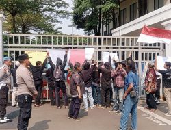 Ratusan Massa FWJI Tang-Kot, Aktivis dan LBH Geruduk Polres Tangsel Desak Hentikan Dugaan Kriminalisasi Korban Selamat Lakalantas