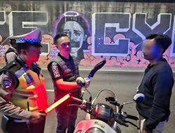 Polisi Amankan Seorang Pria Membawa Pisau Badik di Palmerah